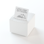 오답 노트용 점착 메모를 출력 중인 네모닉 AI 휴대용 메모 프린터