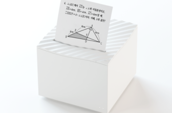 오답 노트용 점착 메모를 출력 중인 네모닉 AI 휴대용 메모 프린터